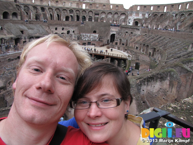 SX30873 Marijn and Jenni in the Colosseum